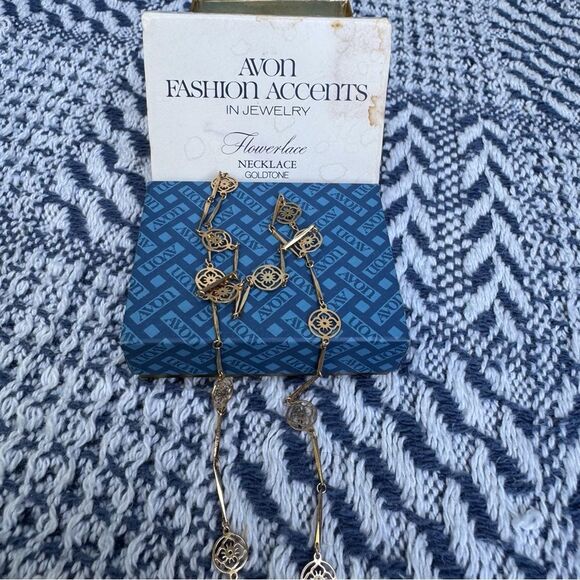 Avon Goldtone Flowerlace Necklace - Picture 1 of 5